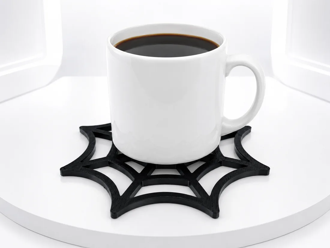 Porta-copos teia de aranha em uso com uma caneca de café